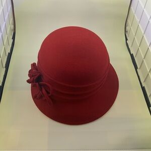 Like New - Cheveux Red Hat 100% wool.
